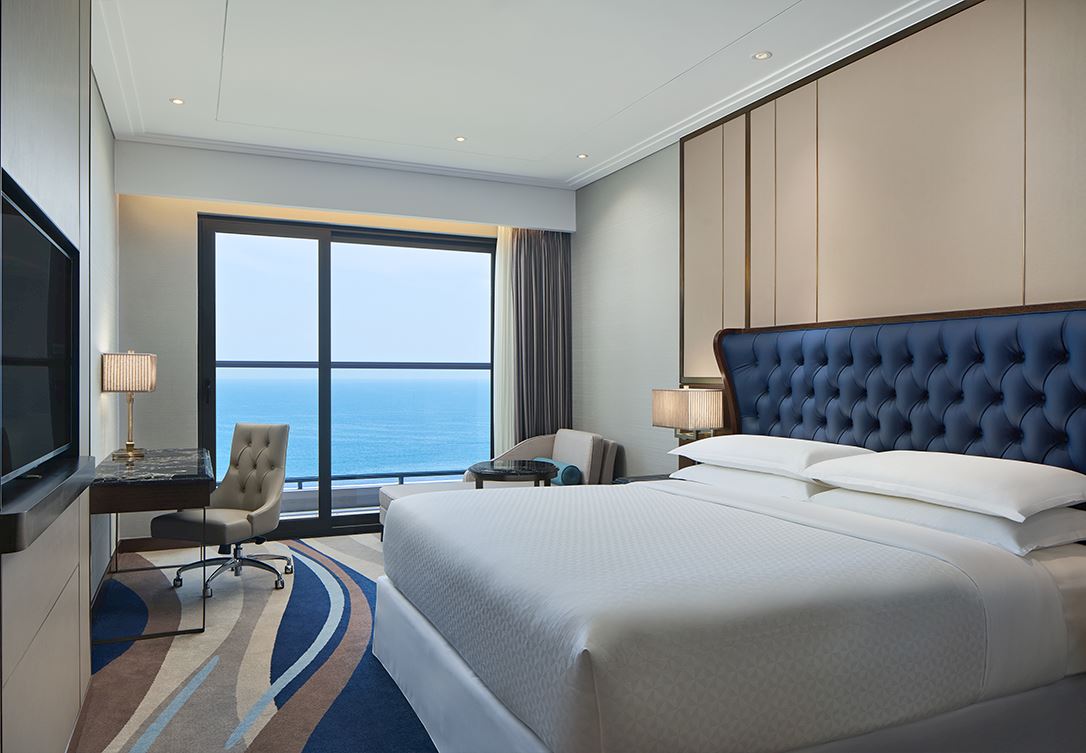 Panoramic Deluxe King with Ocean View 
